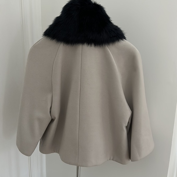 TAHARI - silver cape with navy fur collar - Picture 12 of 13